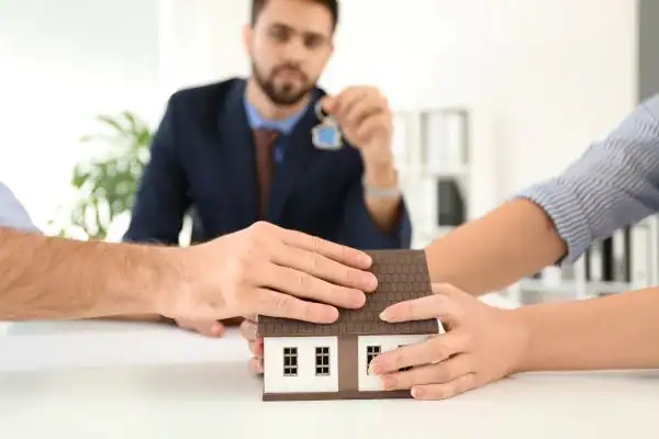 Couple arguing over property in divorce mediation Farnborough
