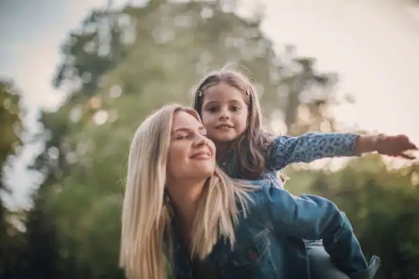 happy mum and daughter following mediation to resolve parental alienation Farnborough